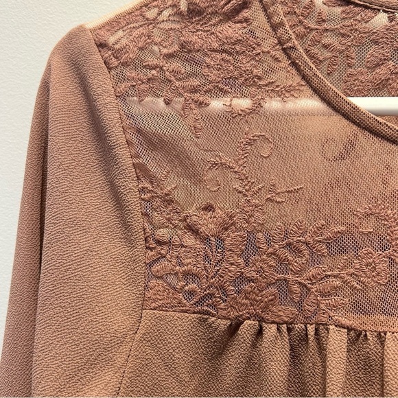 Brody Myles blouse with top lace and flowy fit - Picture 9 of 10